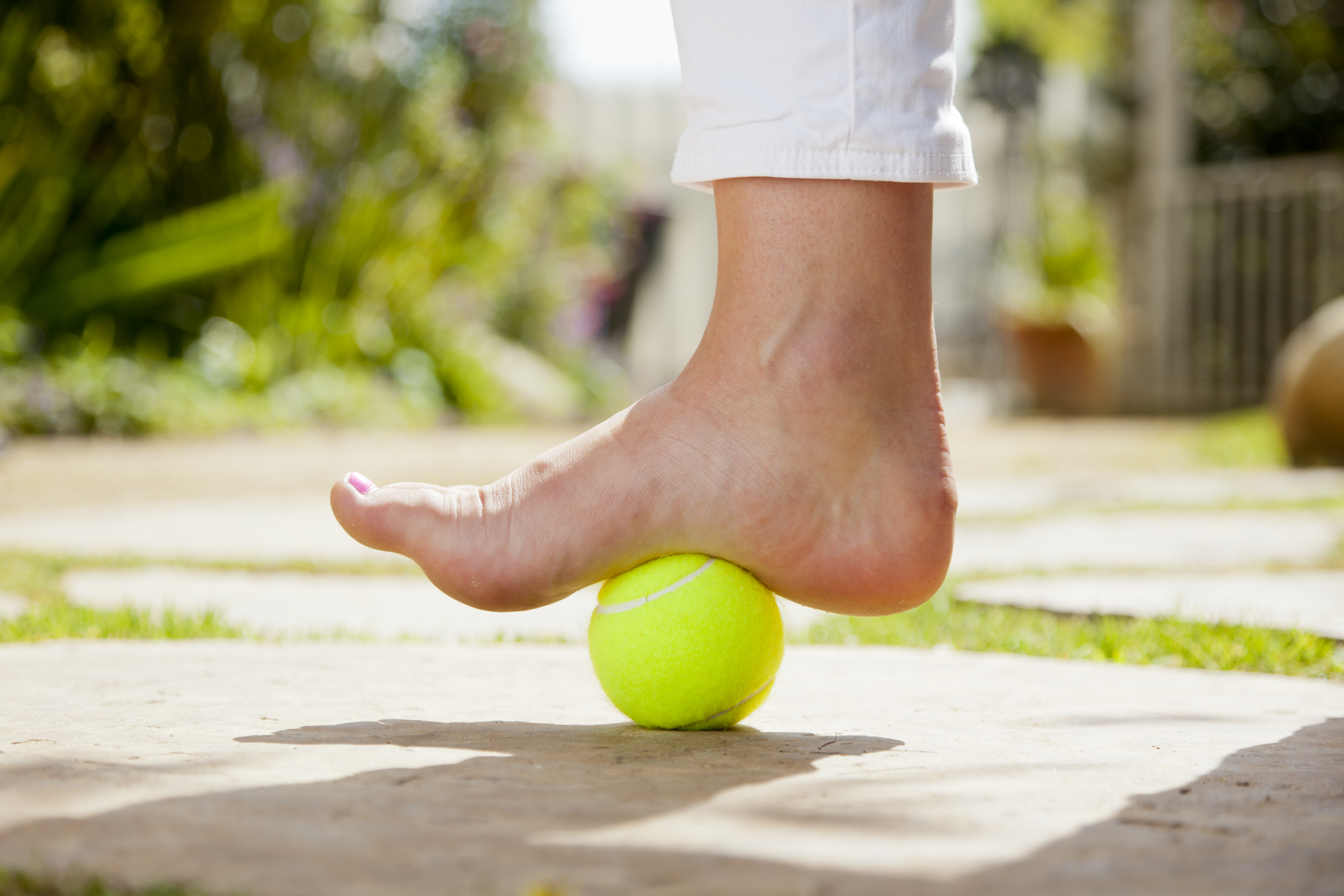 Feet fit. Плантарный фасциит лечебная гимнастика. Стопа на теннисном мячике. Упражнения с теннисным мячом для стопы. Упражнения для стопы с мячиком теннисным.