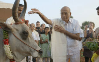 The Doctor from India Dr Vasant Lad in India offering to cow