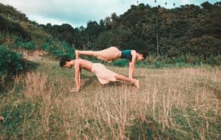 partner yoga pose demonstrating how stress makes us stronger