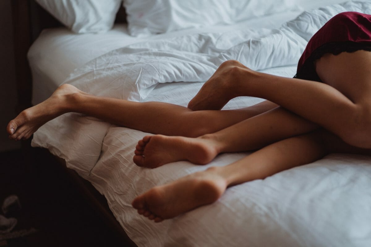 legs entwined in bed demonstrating how to have orgasms